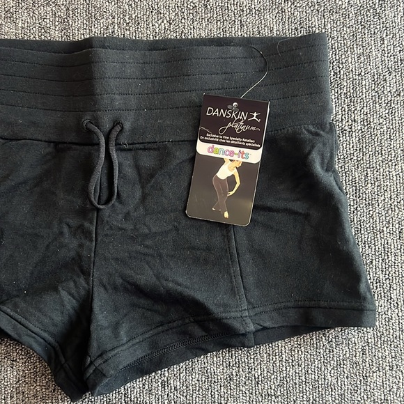 Danskin Platinum Sporty/Dancer Hot Short A/L NWT - Picture 3 of 4